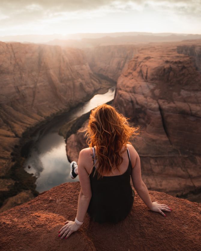Femme contemplant un paysage de canyon &mdash; Coach &Eacute;veil Delphine Pinet